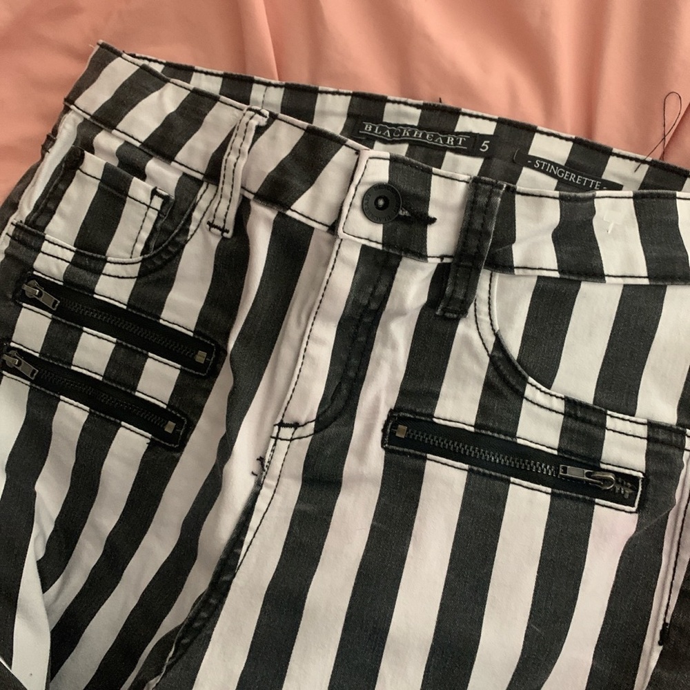 BLACKHEART STINGERETTE — HOT TOPIC. SIZE 5